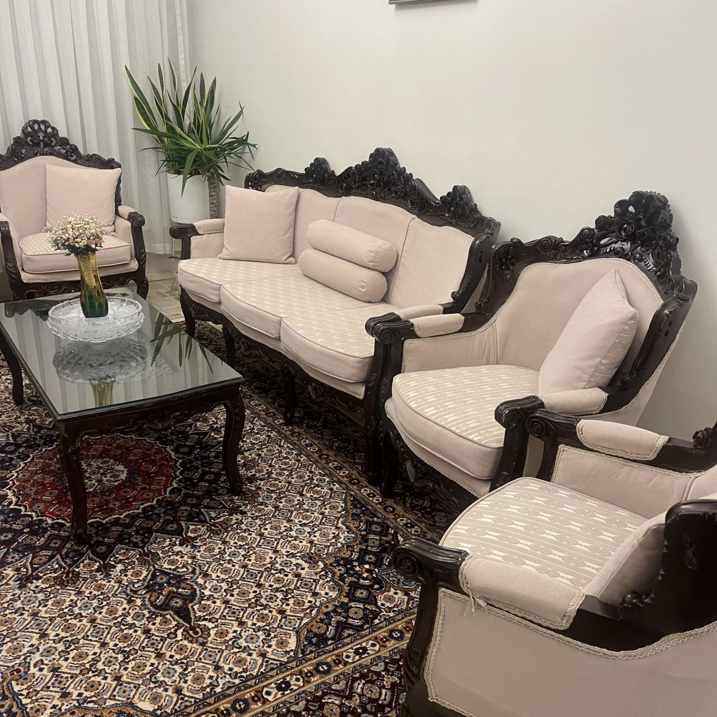 مبل ساخته‌شده از چوب گردو